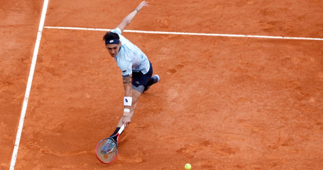 Alejandro Tabilo Persevera en Roland Garros Pese a Lesión: