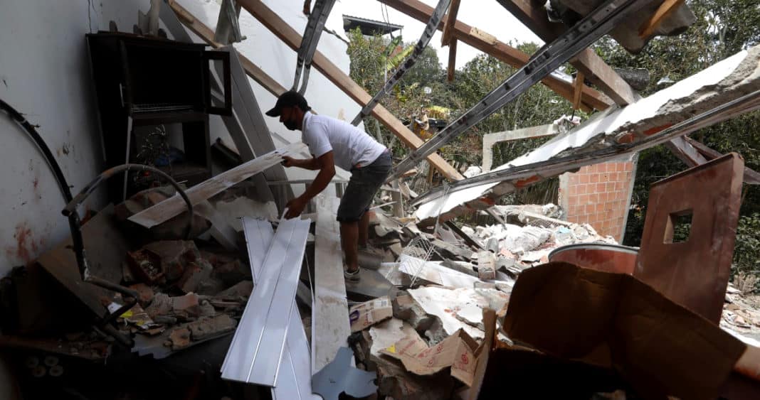 Atentado Explosivo en La Plata, Colombia: Dos Muertos y 24 Heridos en Jueves Santo