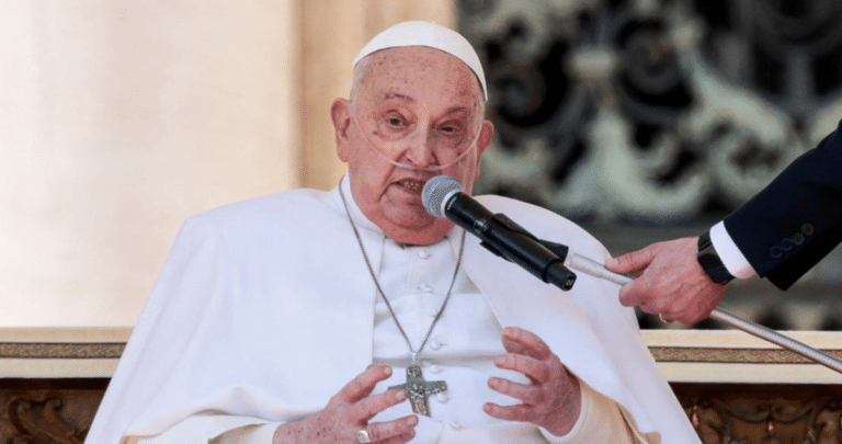 El Papa Francisco Sorprende a Fieles con Reaparición en la Plaza de San Pedro