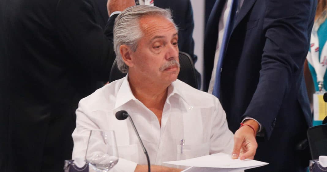 Expresidente argentino Alberto Fernández enfrenta cargos por violencia de género