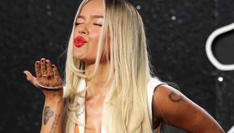 Karol G Deslumbra con Impactantes Fotos en Bikini: ¡Despejando Rumores y Conquistando Corazones!