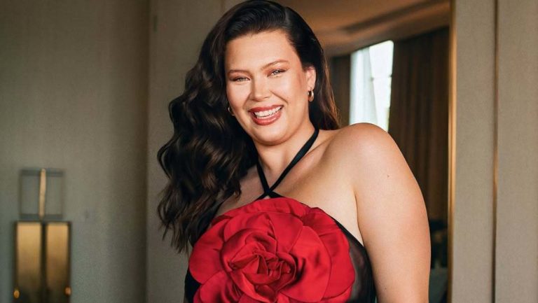 La Escapada Tropical de Michelle Carvalho: Fotos Cautivadoras en Bikini y Lencería