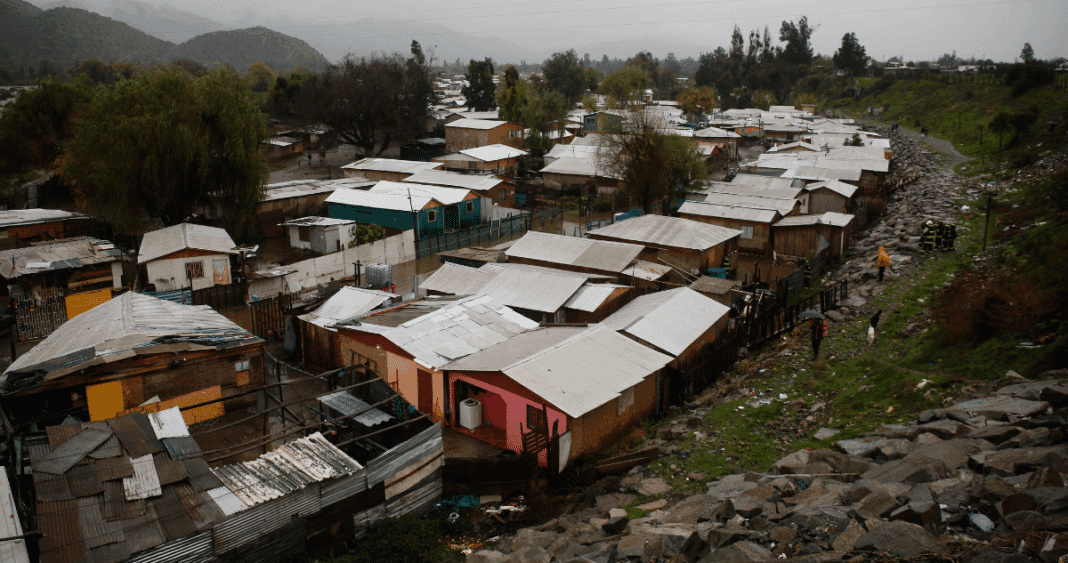 Más de 120,000 Familias Atrapadas en Asentamientos Irregulares: Un Desafío Persistente en Chile