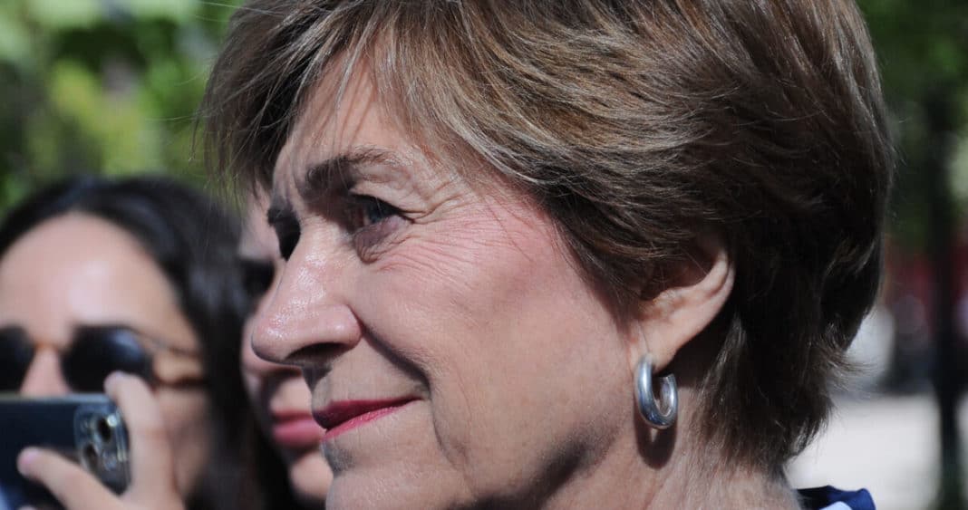 Matthei Enfrenta Críticas por Dichos sobre Dictadura: Caos en Fallido Punto de Prensa