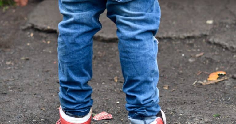 Niño Víctima de Abuso Extremo: Cómo una Madrastra Cruel lo Mantuvo Cautivo y Torturó