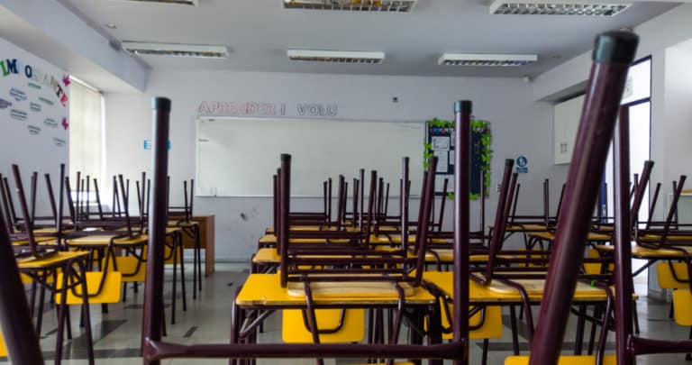 Profesores de Magallanes Exigen Mejoras Salariales: Más de 12,000 Estudiantes Afectados