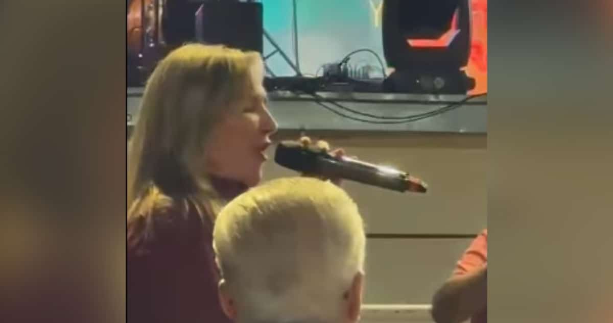 ¡Canto Karaoke Polémico! Candidata Hoffmann Causa Controversia en Evento Municipal