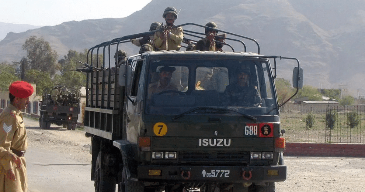 6 Paramilitares Muertos en Atentado con Bomba en Pakistán