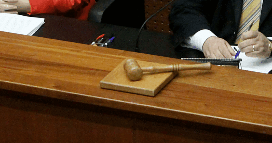 Abogado Condenado por Millonaria Estafa: Justicia Impone Pena de Libertad Vigilada