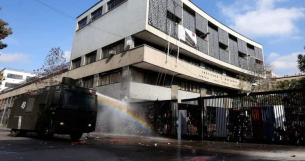 Aumento Preocupante de Incidentes en Liceos Emblemáticos: Alcalde de Santiago Revela Nuevas Amenazas