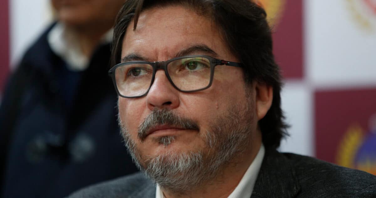 Barraza Defiende Viaje al Extranjero: Transparencia y Permisos Legales