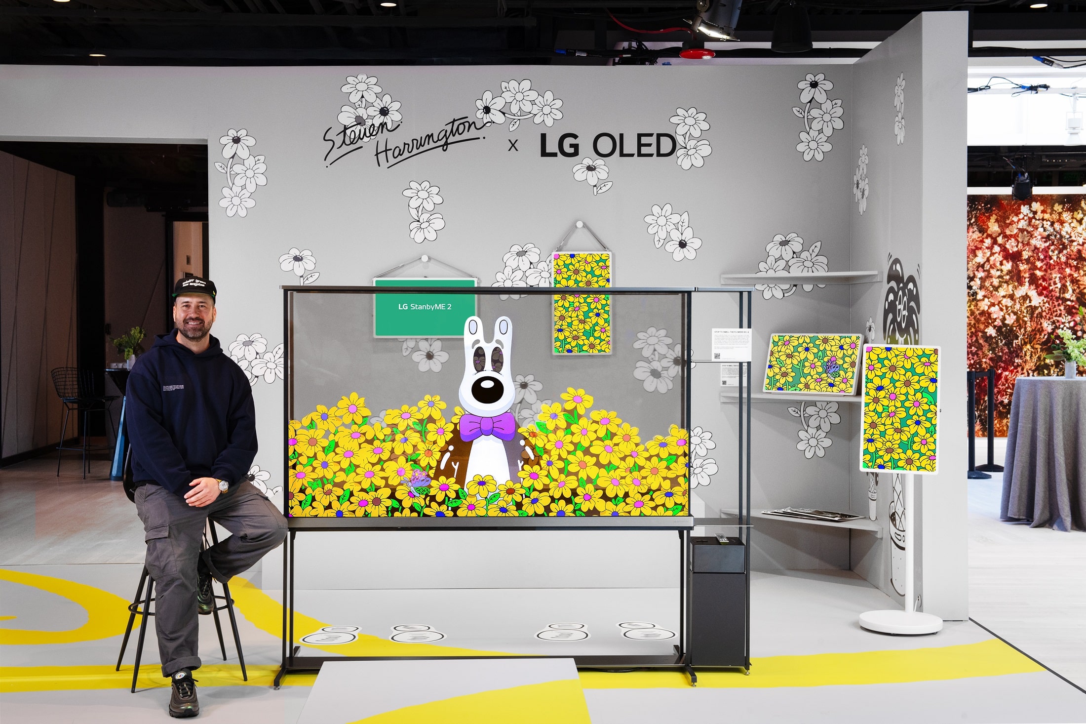 Cuando el Arte Pop Vibrante se Fusiona con la Tecnología OLED Transparente: Una Experiencia Surrealista en Frieze NY