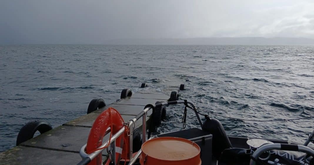 Descubren Cuerpo Flotando en Muelle de Quellón: Investigación en Curso