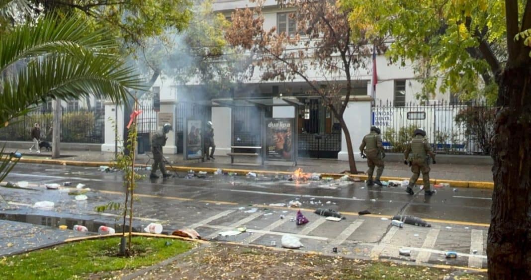 Disturbios en el Liceo Lastarria: Encapuchados Provocan Caos con Molotov y Barricadas