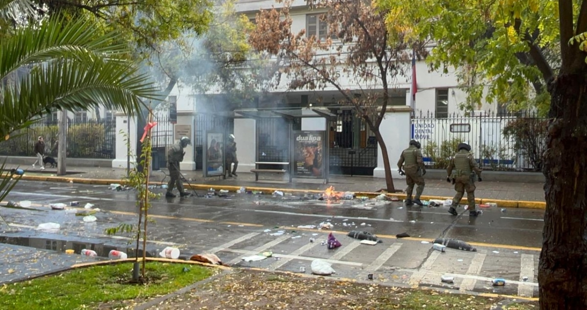 Disturbios en el Liceo Lastarria: Encapuchados Provocan Caos con Molotov y Barricadas