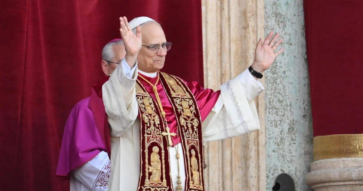 El Nuevo Papa León XIV: Uniendo al Mundo en la Bendición Divina