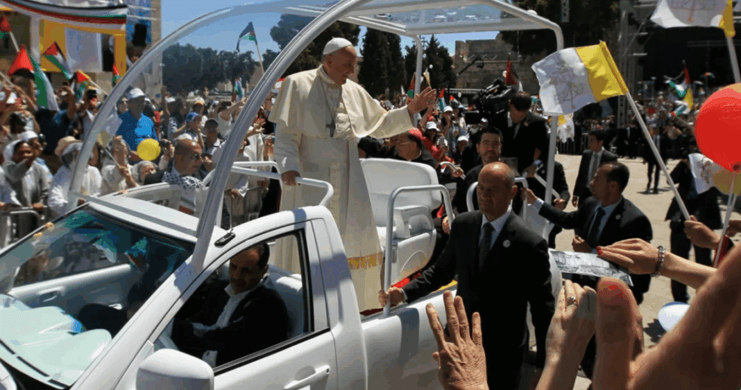 El Papamóvil: De Transporte Papal a Clínica Móvil en Gaza