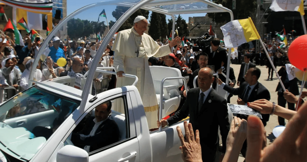 El Papamóvil: De Transporte Papal a Clínica Móvil en Gaza