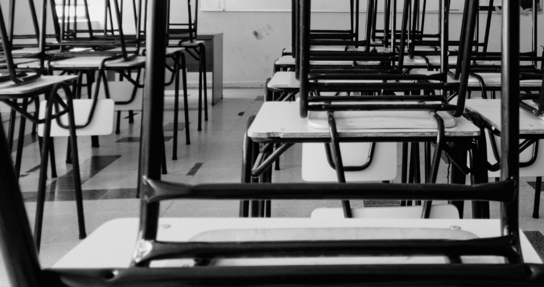 Escándalo en el Colegio George Chaytor: Profesora Acusada de Invitar a Estudiante a Participar en Trío