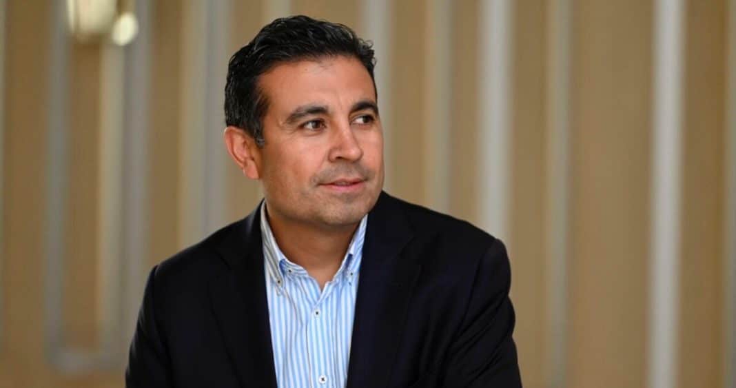 Escándalo en la DC: Vicepresidente Gianni Rivera Renuncia Tras Acusaciones de Estafa y Abuso Sexual