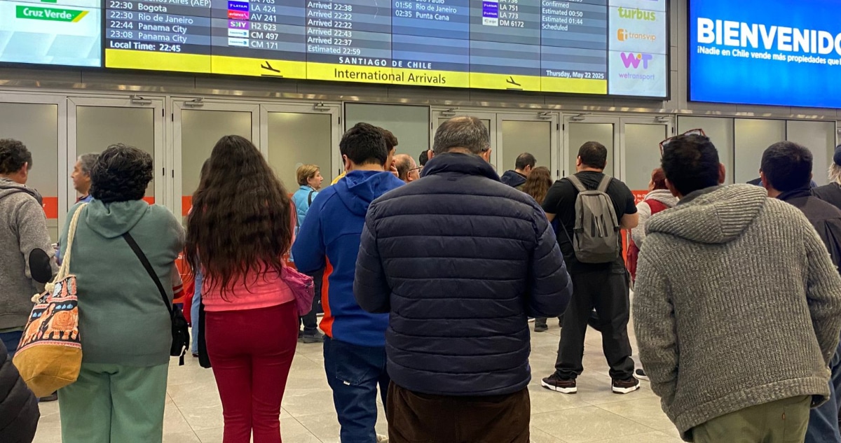 Familias Enfrentan la Incertidumbre: Más de 40 Chilenos Deportados de EE.UU. Llegan a Santiago