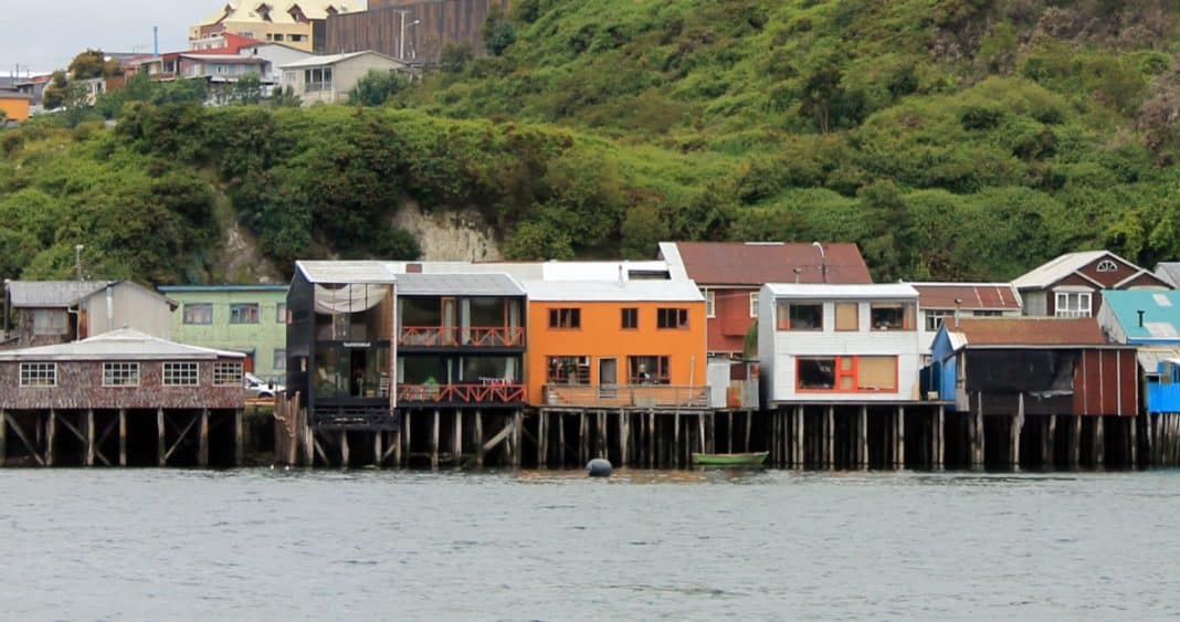 Familias de Palafitos en Castro Enfrentan Desafíos de Regularización Costera