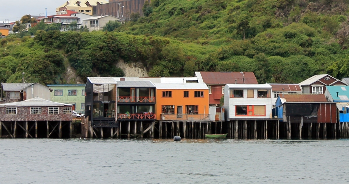 Familias de Palafitos en Castro Enfrentan Desafíos de Regularización Costera