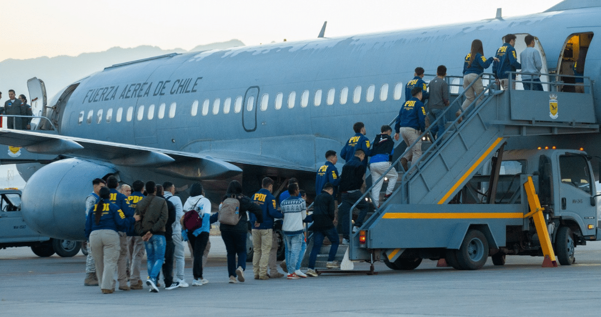 Gobierno Chileno Expulsa a 34 Migrantes en Vuelo Especial