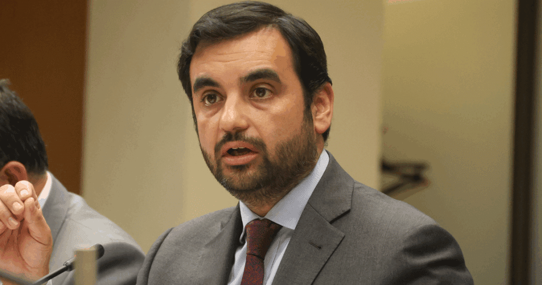 Gobierno Respalda la Independencia de la Fiscalía: Ministro Gajardo Aborda Controversia sobre Intervención de Celular de Presidente Boric