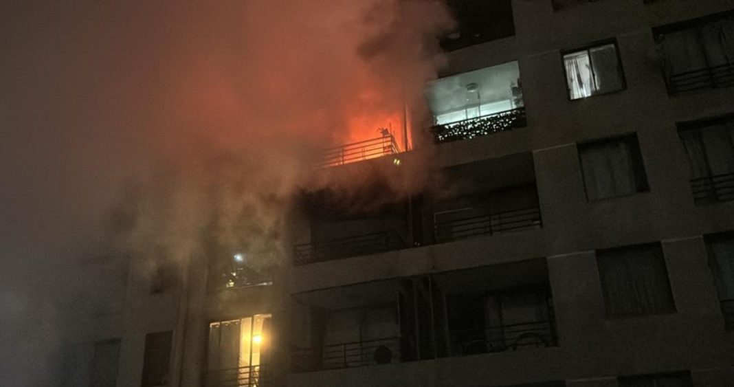 Incendio Masivo Obliga a Evacuar 300 Personas en Edificio de Recoleta