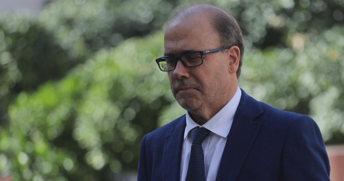 La Caída de un Candidato: Alberto Undurraga Renuncia a la Presidencia de la Democracia Cristiana