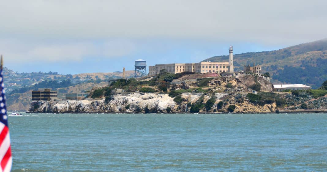 La Fortaleza de Justicia: Reabriendo Alcatraz para Contener a los Peores Delincuentes