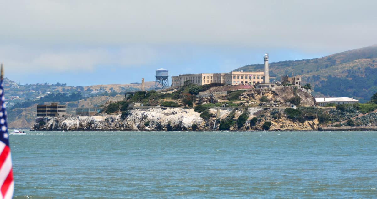 La Fortaleza de Justicia: Reabriendo Alcatraz para Contener a los Peores Delincuentes