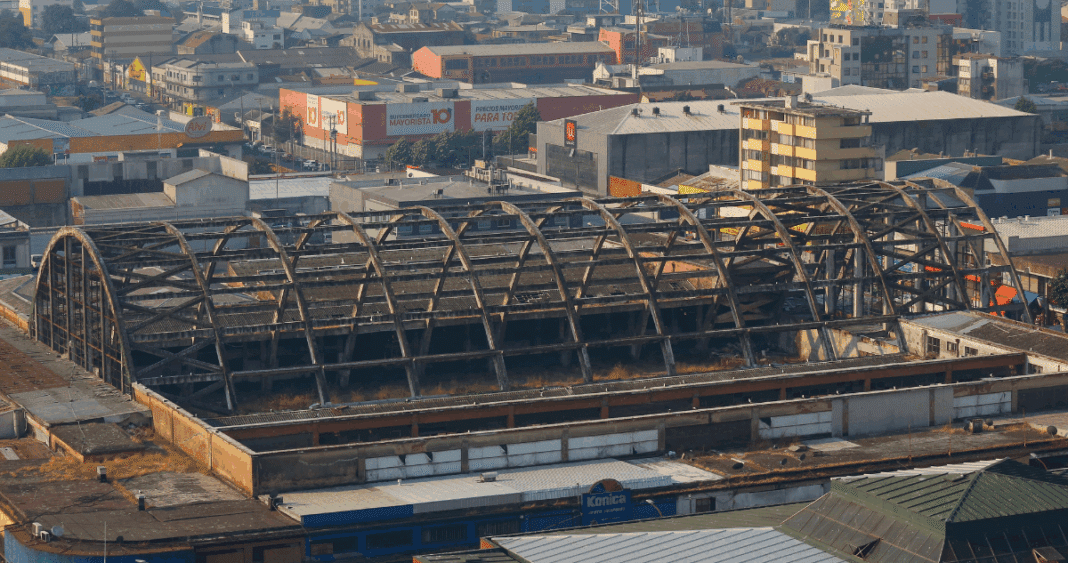 La Reconstrucción Truncada: Cómo los Fondos del Mercado de Concepción Fueron Desviados a Otros Proyectos