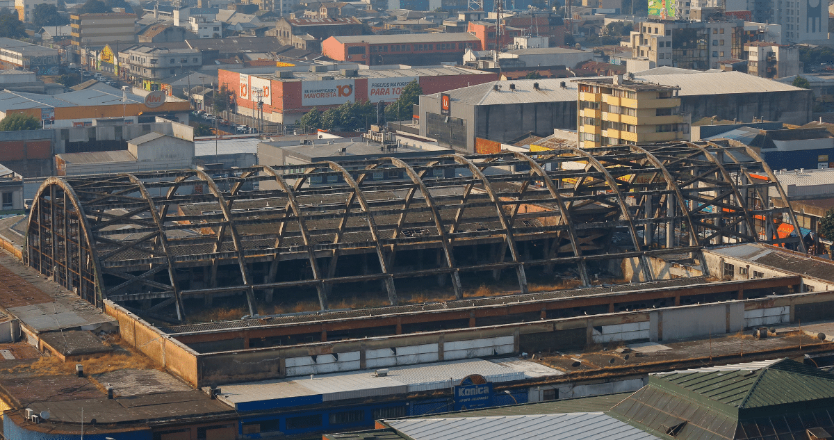 La Reconstrucción Truncada: Cómo los Fondos del Mercado de Concepción Fueron Desviados a Otros Proyectos