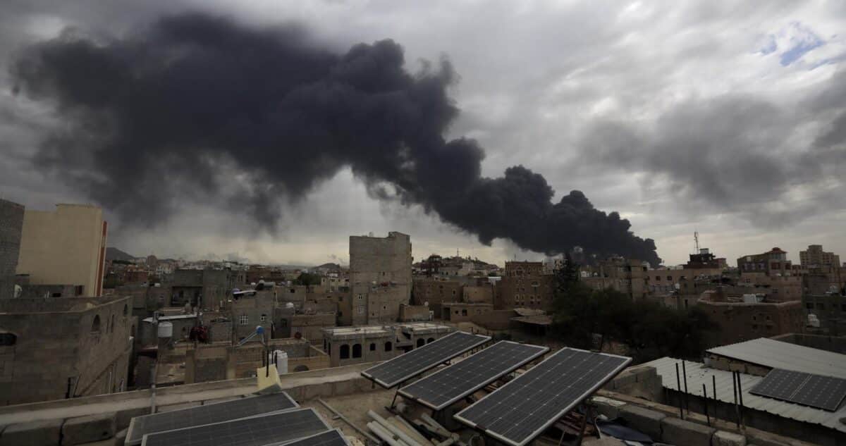 Israel airstrikes target positions in Sana'a La Sorprendente Rendición de los Hutíes: EE.UU. Detiene los Ataques en Yemen