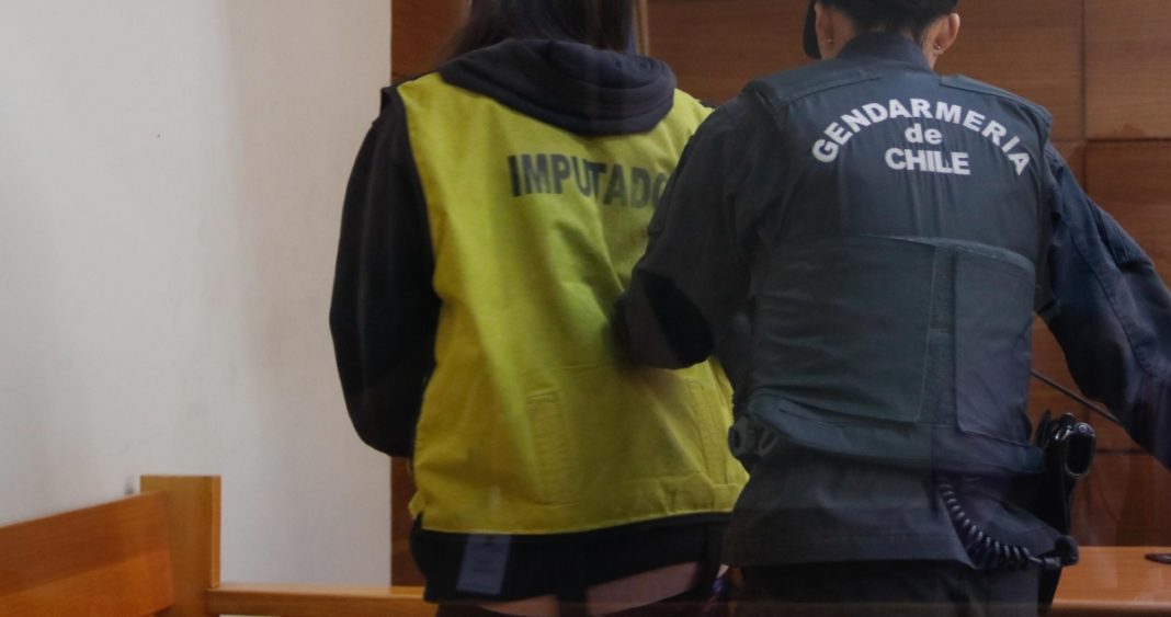 Madre Acusada de Abandonar a Hija de 4 Años en Plaza Tras Fiesta: Encarcelada Preventivamente