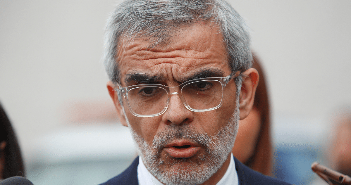 Ministro Cordero Desestima Acusaciones de Espionaje Político Contra Boric