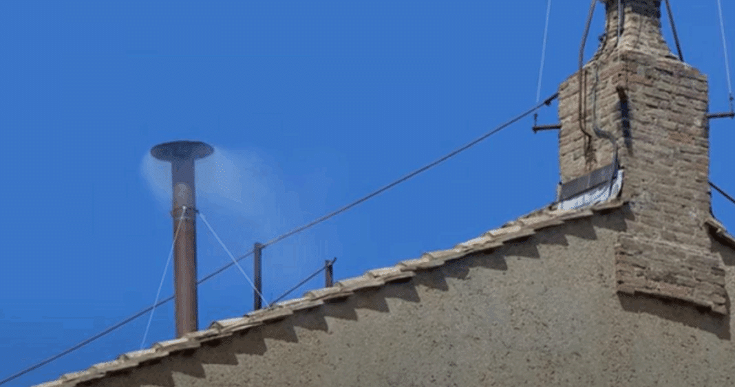 Momentos de Confusión en el Vaticano: Humo Blanco Inesperado Genera Expectativa por el Nuevo Papa