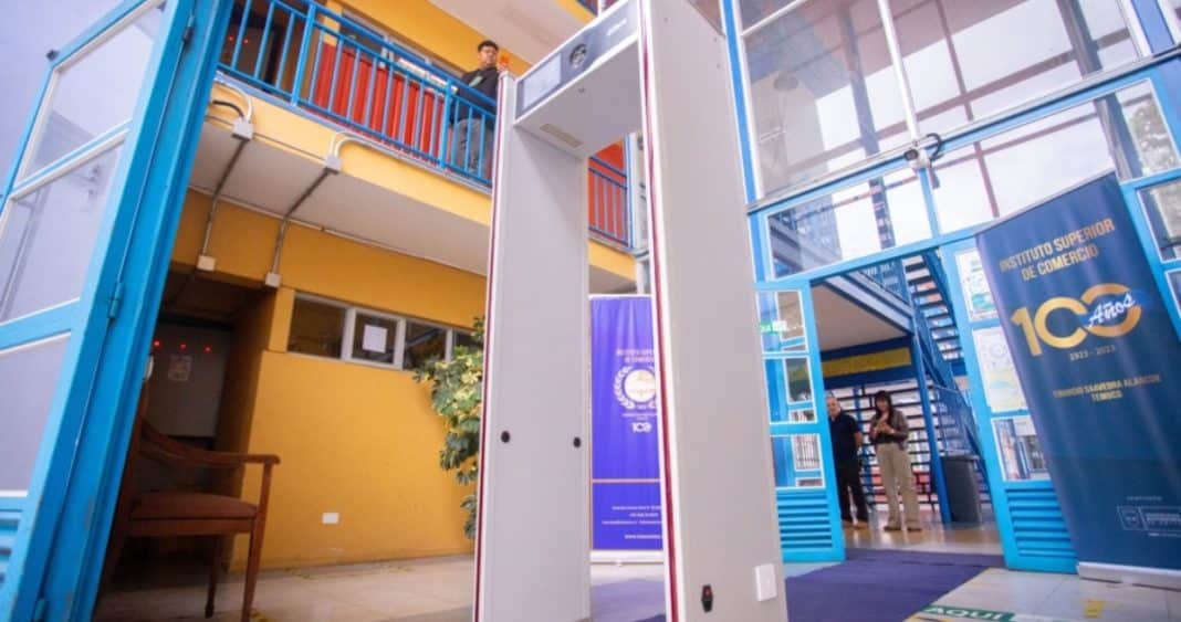 Multa Millonaria al Municipio de Temuco por Instalar Pórtico de Seguridad en Liceo