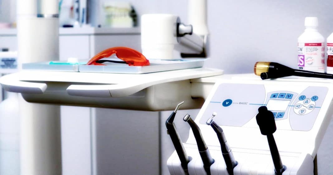 Negligencia Dental en el Hospital de Coronel: Fiscalía Formaliza al Odontólogo por Lesiones Graves