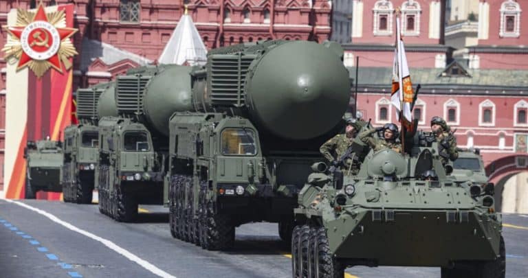 Rusia Exhibe su Poderío Militar: Un Desfile Imponente por el Día de la Victoria
