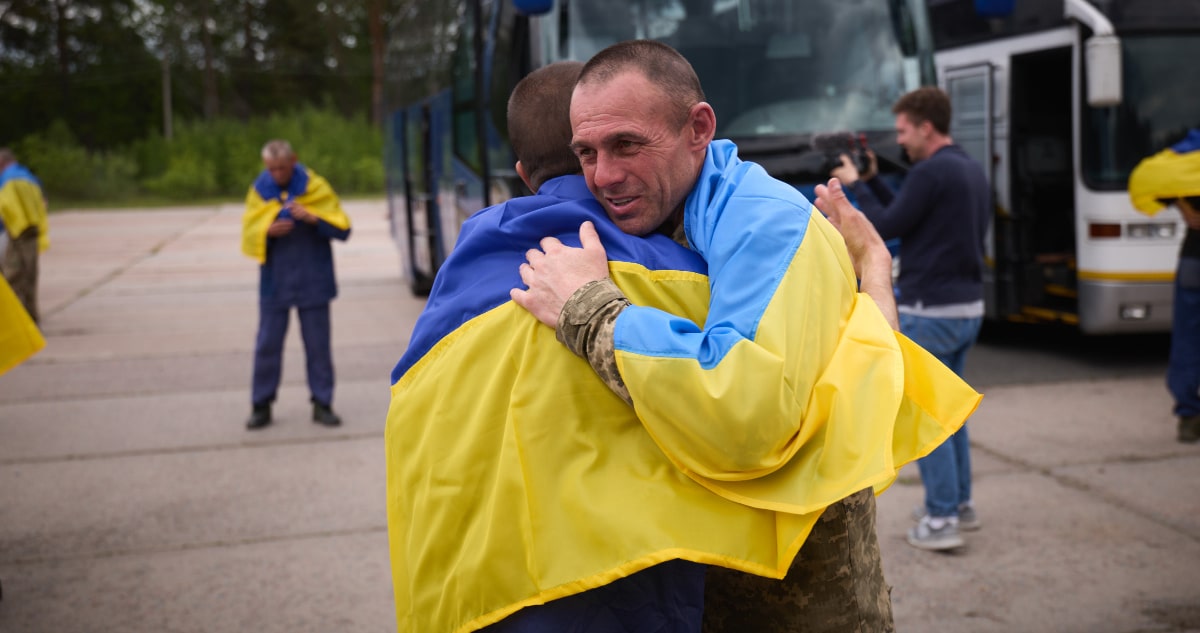 Rusia y Ucrania Intercambian 307 Prisioneros de Guerra en Nuevo Acuerdo