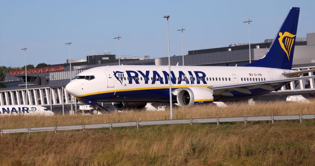 Ryanair, la aerolínea low cost líder en Europa, enfrenta desafíos en sus ganancias