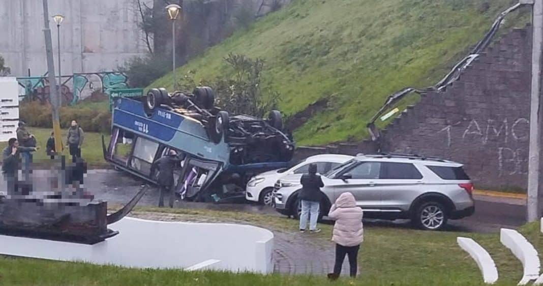 Trágico Accidente Vial en Chiguayante: Micro Cae de Paso a Desnivel Dejando Dos Muertos y Múltiples Heridos