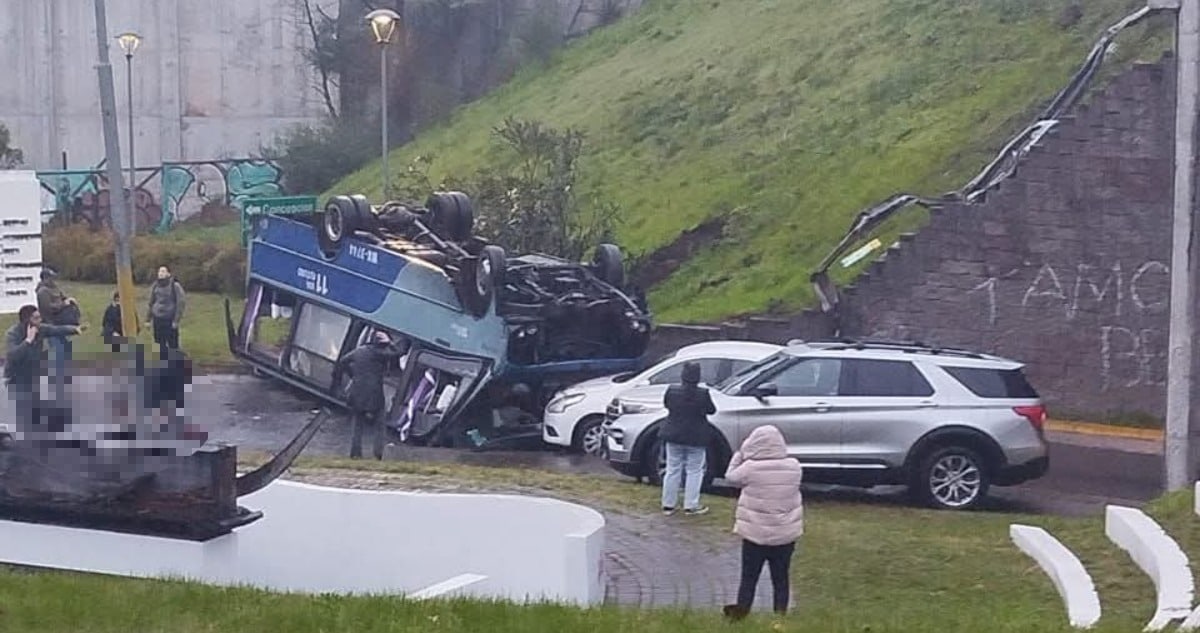 Trágico Accidente Vial en Chiguayante: Micro Cae de Paso a Desnivel Dejando Dos Muertos y Múltiples Heridos