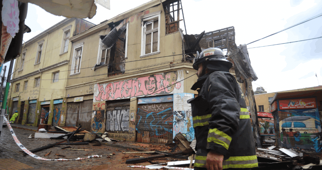 Trágico Incendio en Valparaíso: Autoridades Hallan Segundo Cuerpo Tras Intensas Labores de Búsqueda