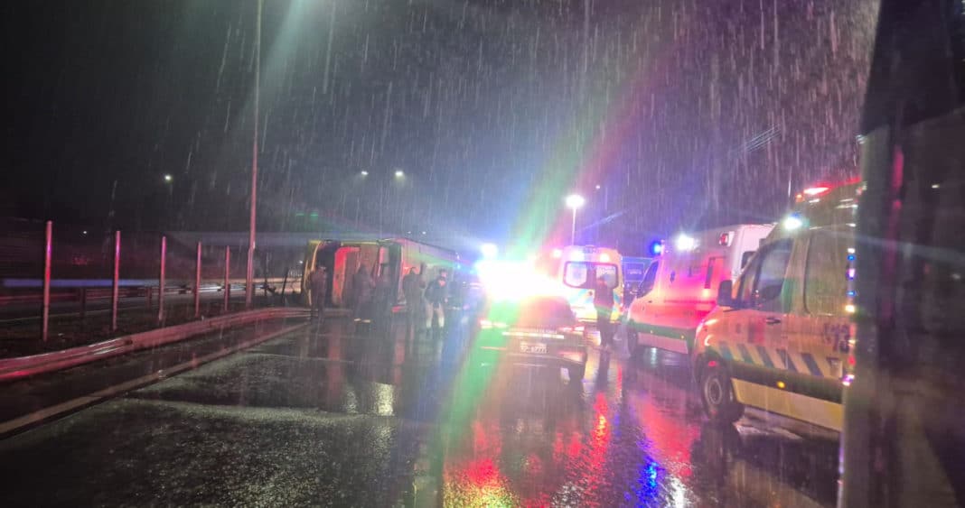 Trágico Vuelco de Bus en Ruta 5 Sur: Dos Fallecidos y Múltiples Heridos