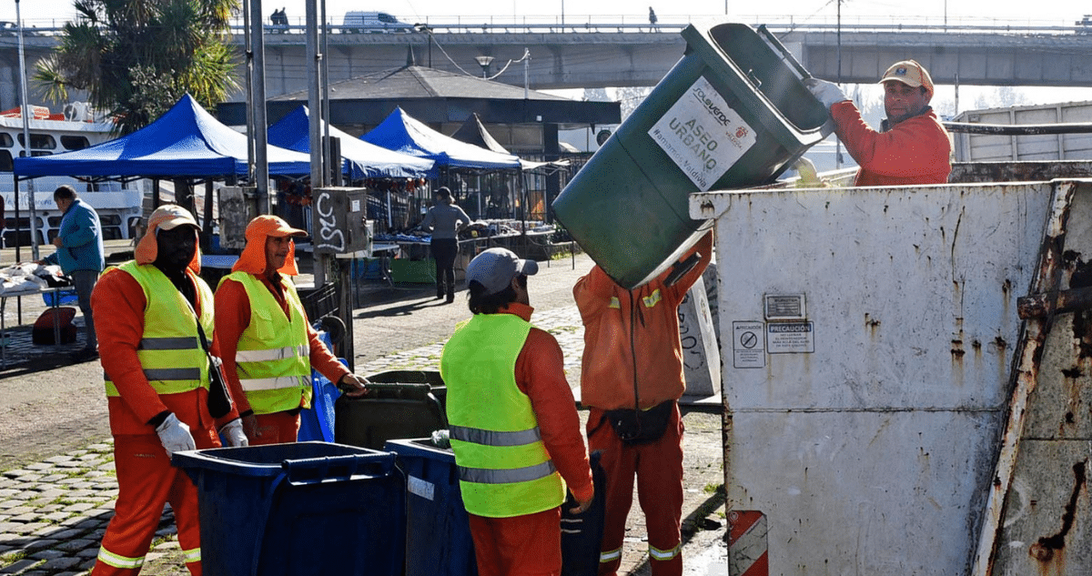 Valdivia: Trabajadores de Aseo Luchan por Recibir Bono Prometido