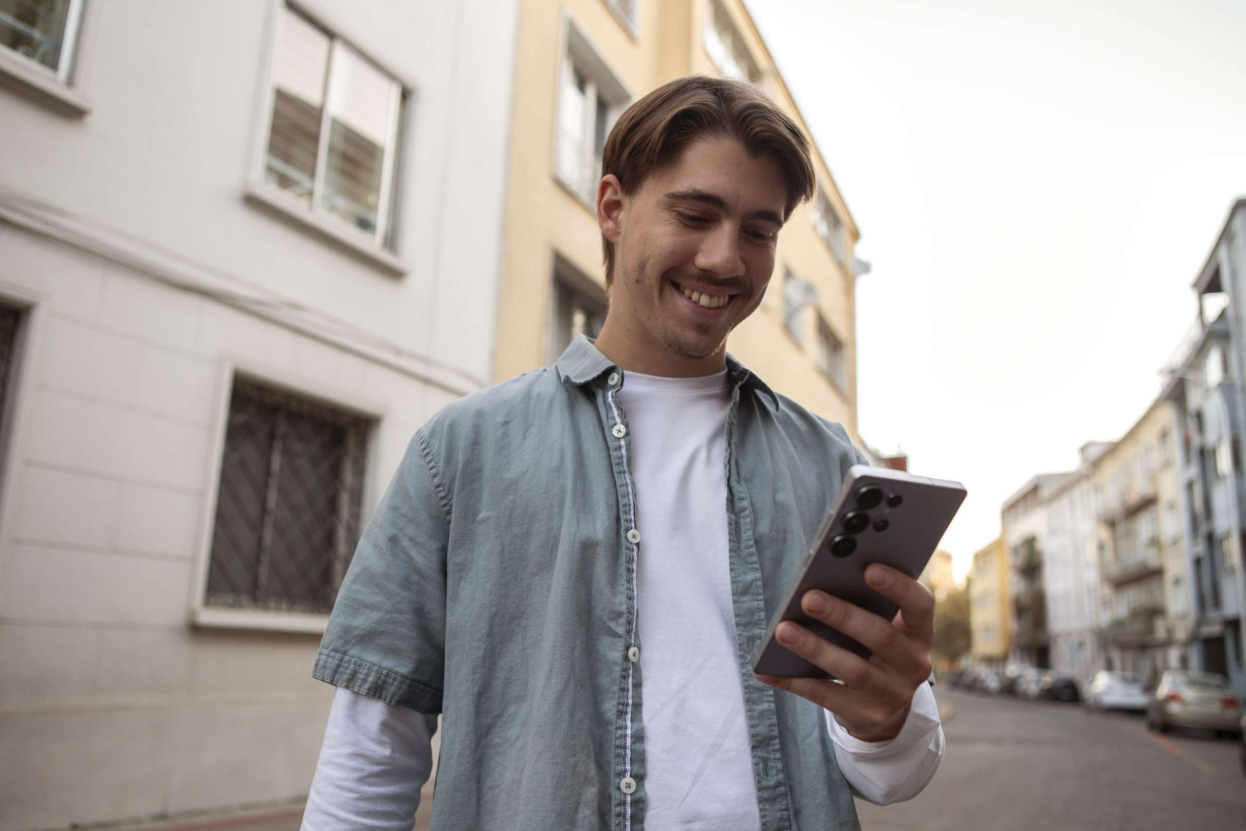 5 Razones Sorprendentes por las que tu Papá Necesita un Galaxy S25 este Día del Padre